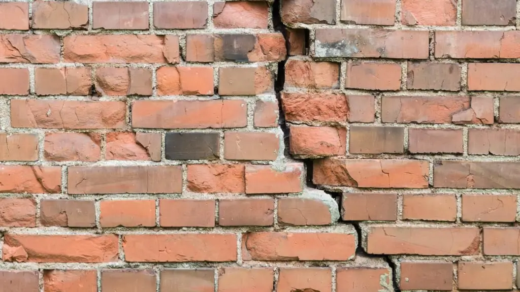 Brick-walls-problems-stair-shaped-crack